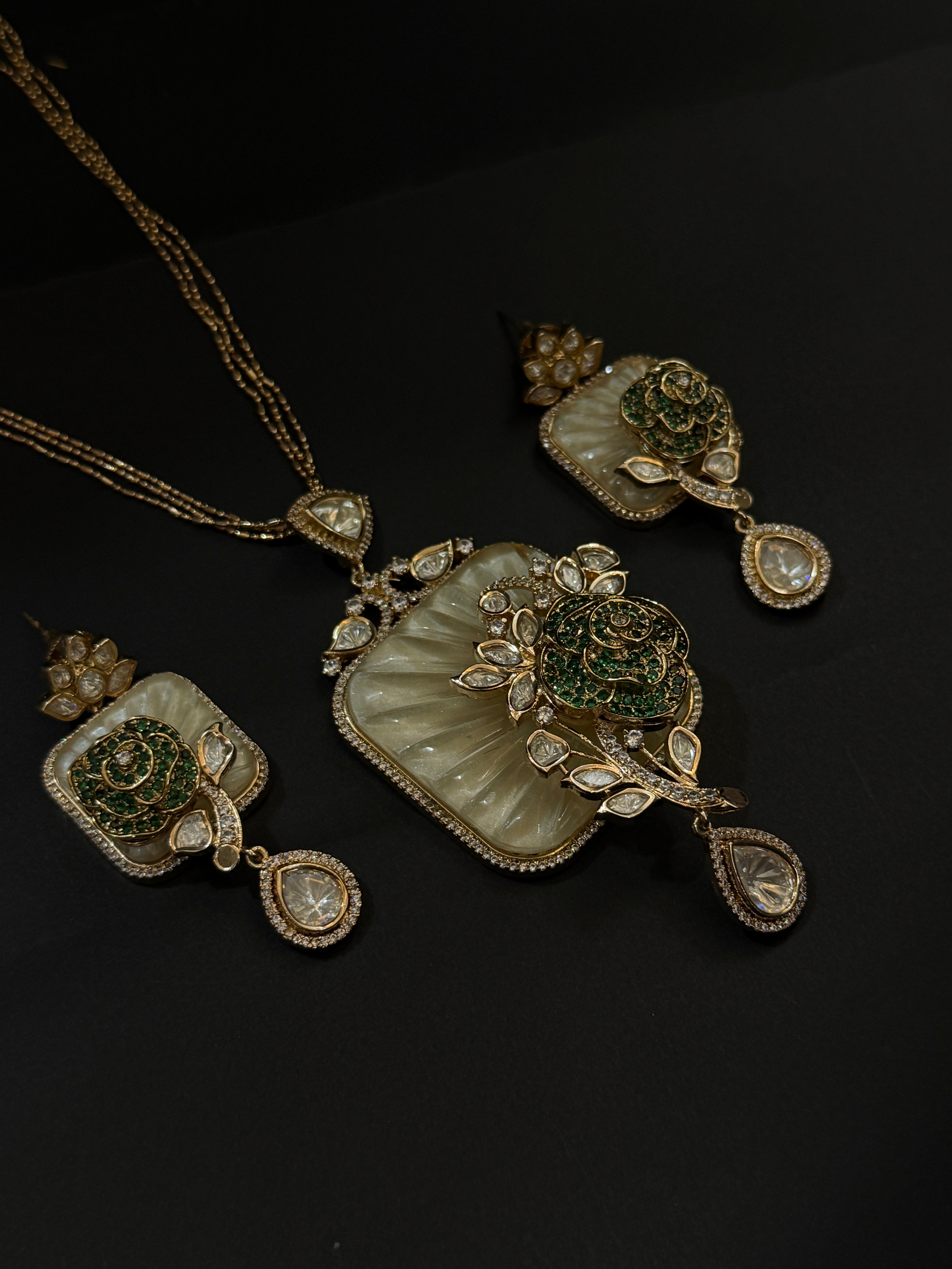 Elegant Green Stone Floral Pendant Set
