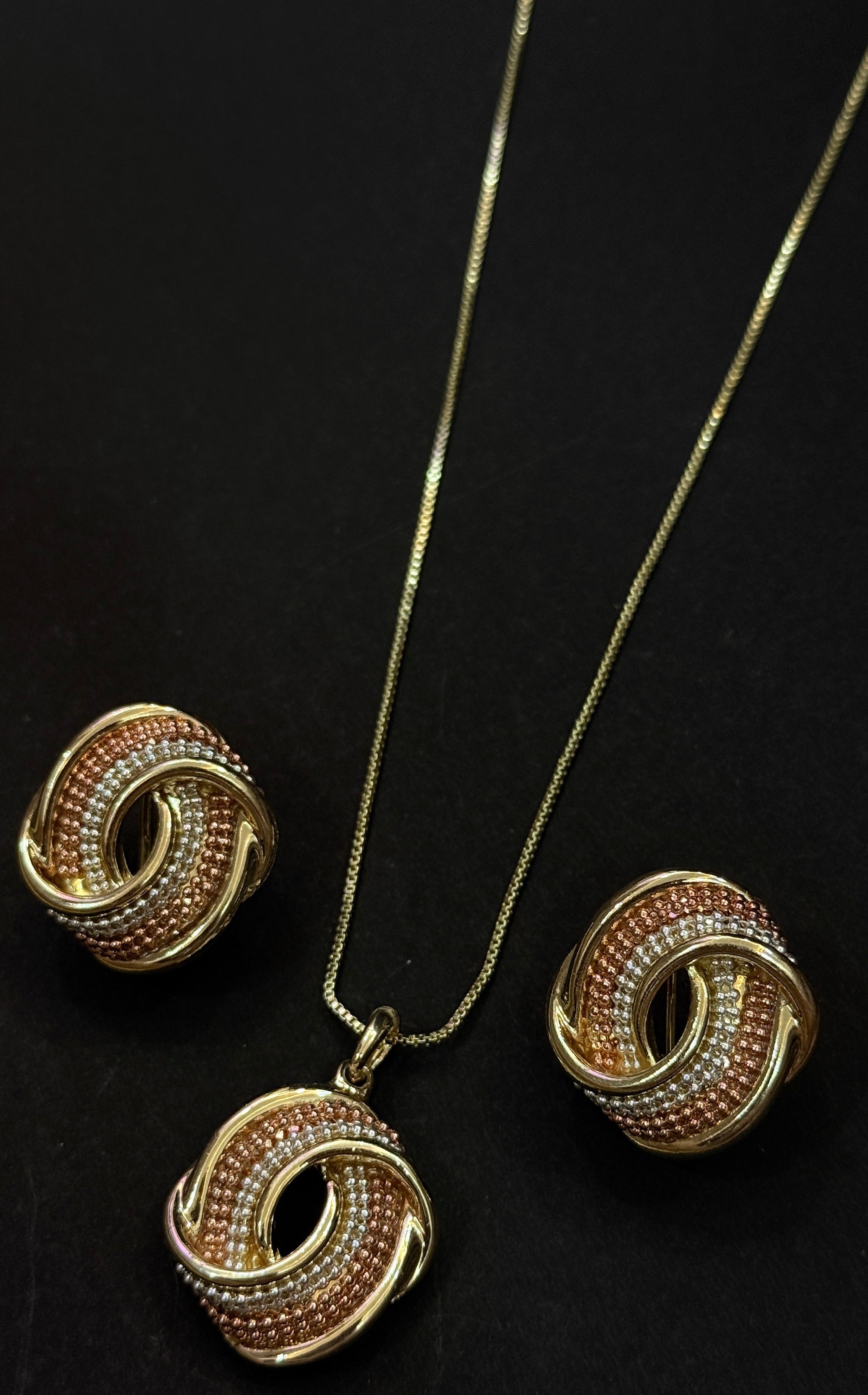 Anti-Tarnish Twisted Halo Pendant Set