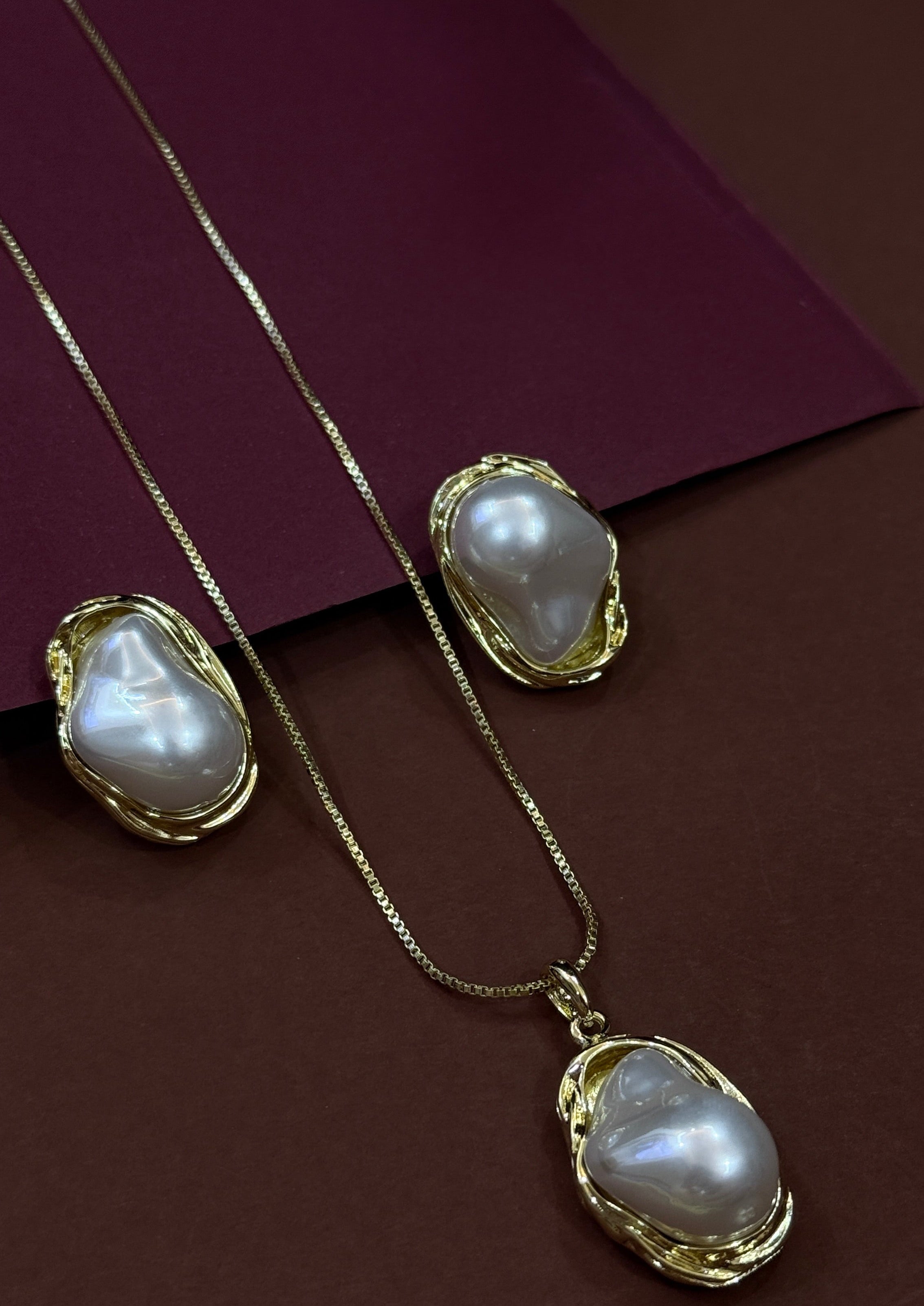 Elegant Pearl Necklace & Earrings Set