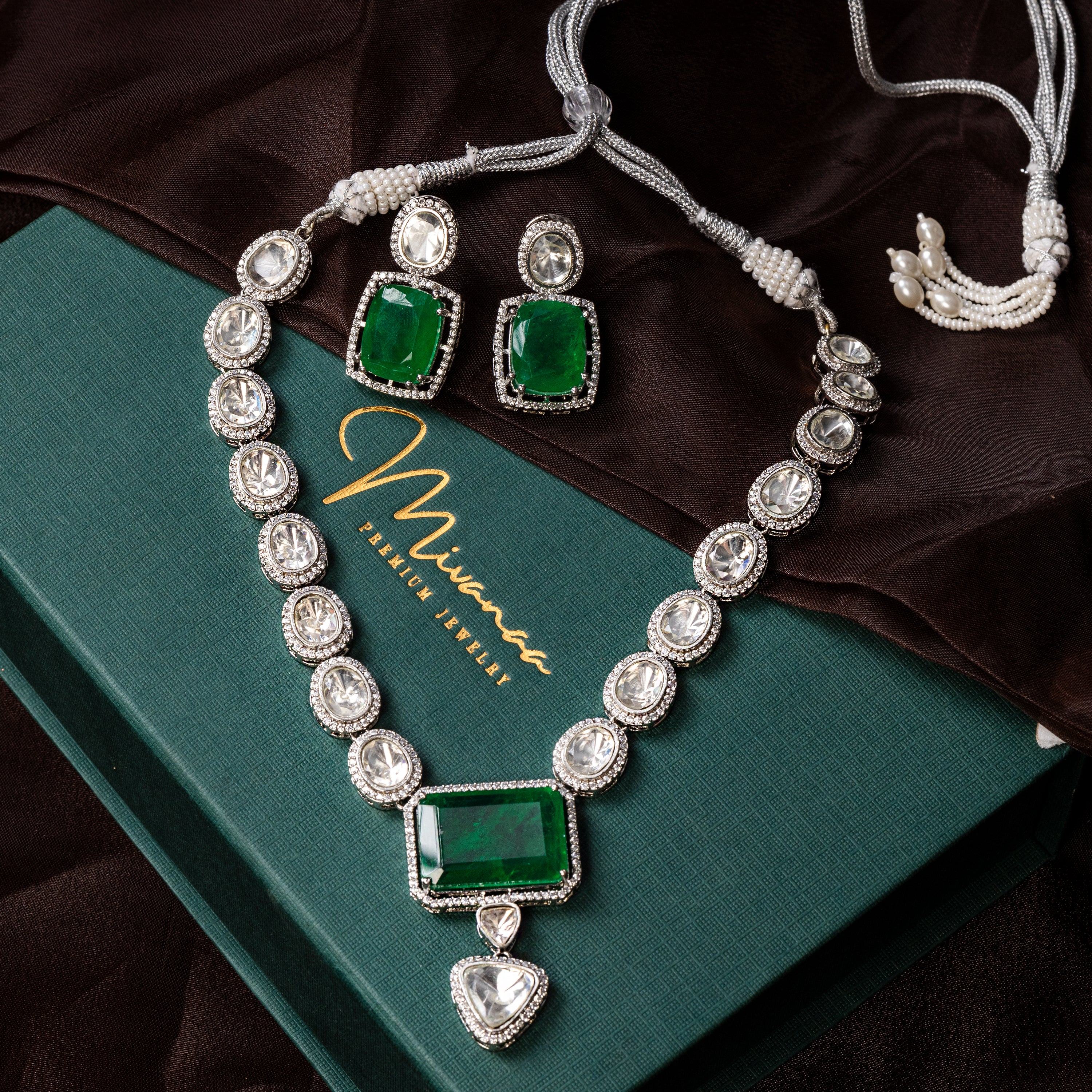 Emerald Radiance Kundan-Mivanaa