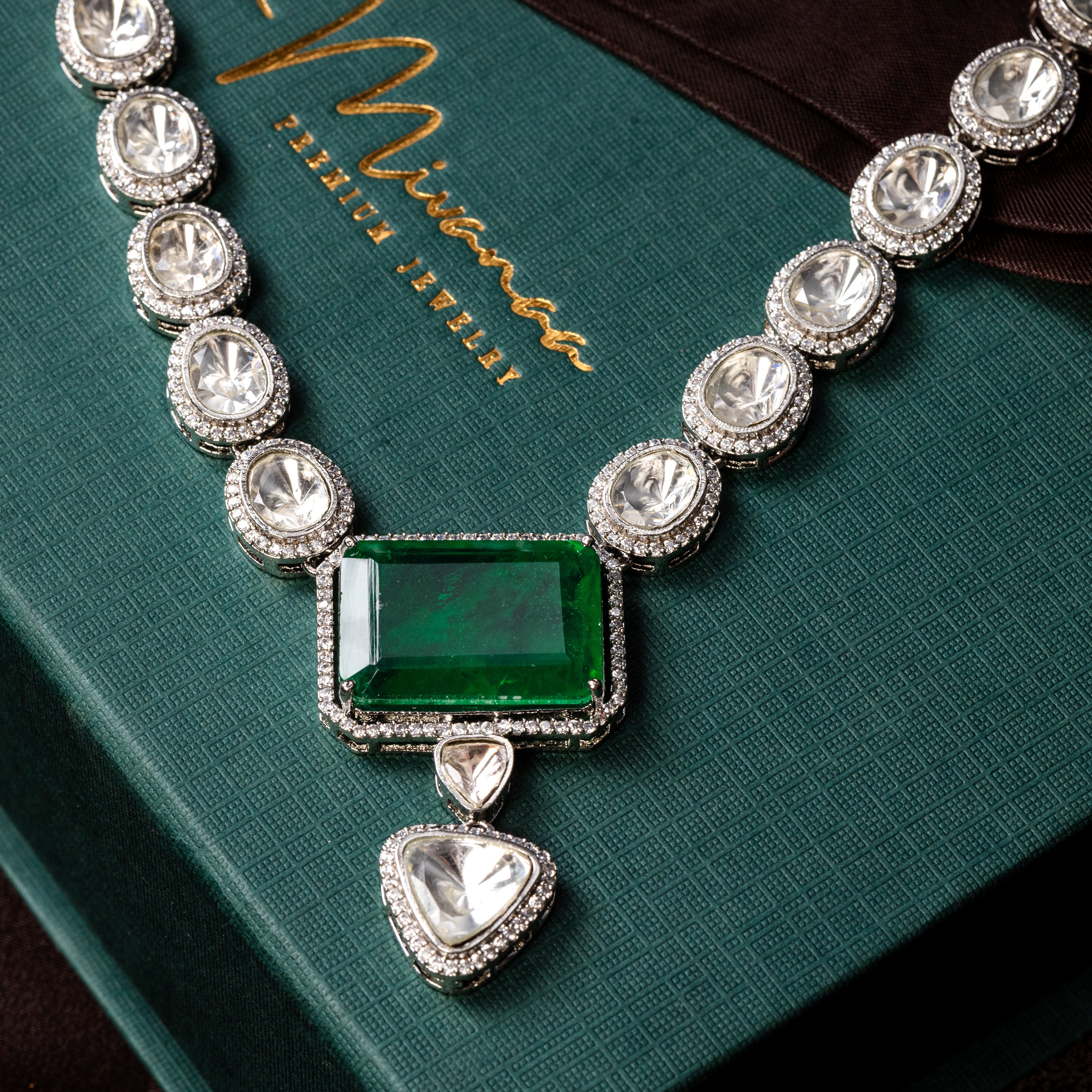 Emerald Radiance Kundan-Mivanaa