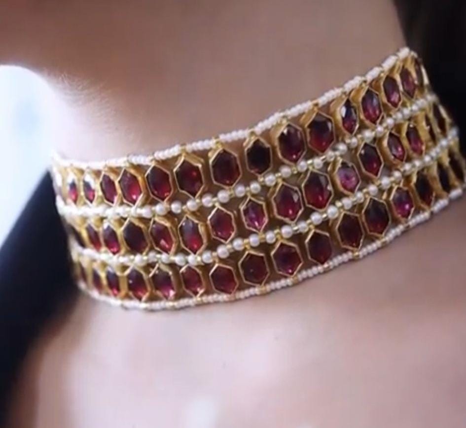 Elegant Pacchi Kundan-Mivanaa